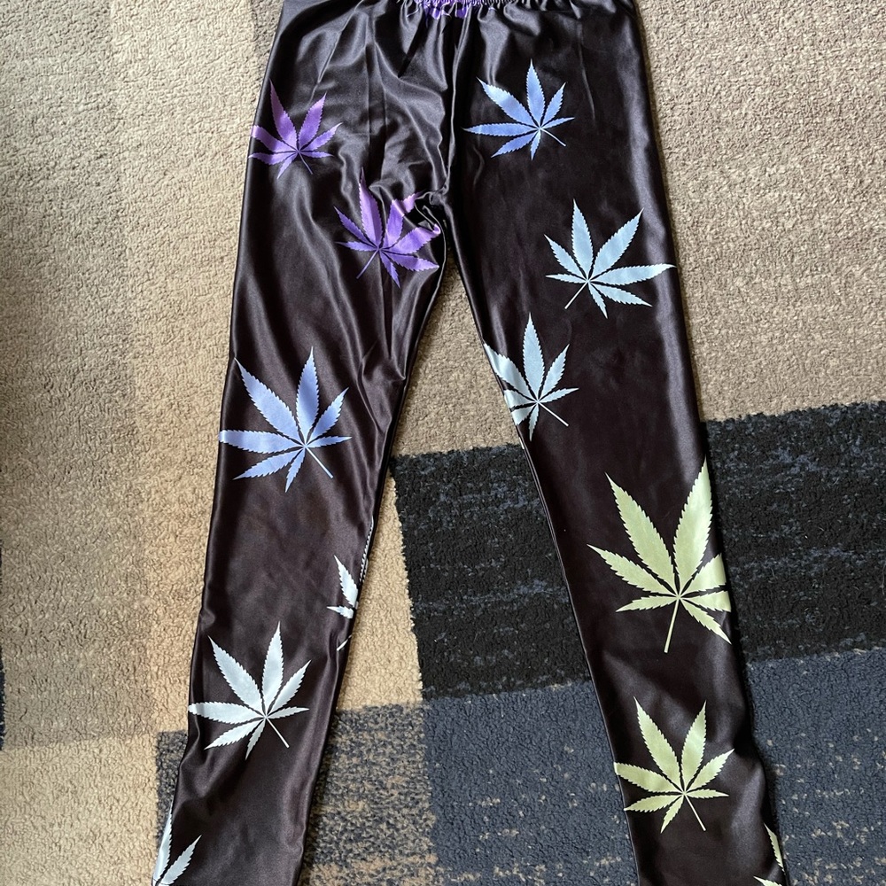 WEED LEAF LEGGINGS! NWOT